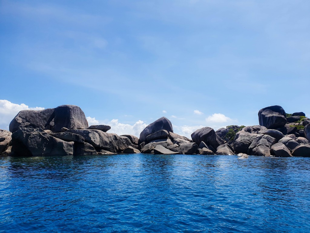 หินที่ก่อตัวขึ้นบนเกาะสิมิลัน